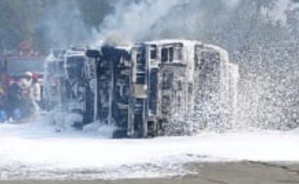 अग्नीतांडव:अपघातानंतर केमिकल टँकरने घेतला पेट,क्षणार्धात झाला कोळसा  माहुली जहागीर येथील घटना,सुदैवाने जीवित हानी टळली