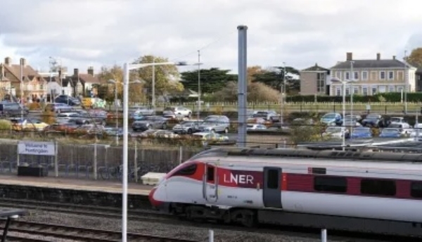 इंग्लंडमध्ये ट्रेन रुळावरून घसरली; रेल्वे सेवा प्रभावित इंग्लंडमध्ये ट्रेन रुळावरून घसरली; रेल्वे सेवा प्रभावित