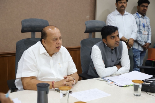 मंत्री हसन मुश्रीफ, जिल्हाधिकारी अमोल येडगे