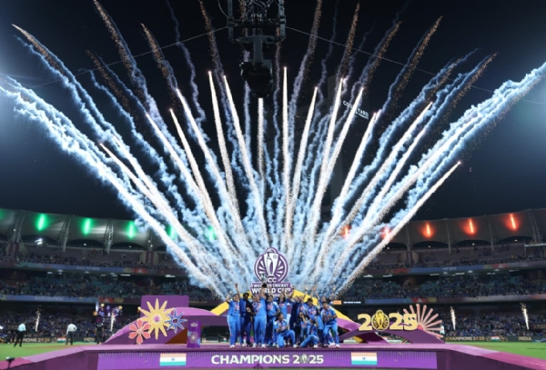 भारतीय महिला क्रिकेट संघ ट्रॉफीसह भारतीय महिला क्रिकेट संघ ट्रॉफीसह