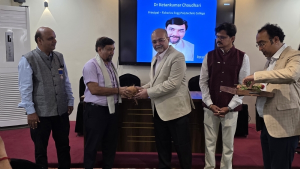 डॉ. केतन चौधरी यांना रोटरी क्लबचा टीचर्स एक्सलन्स अॅवॉर्ड