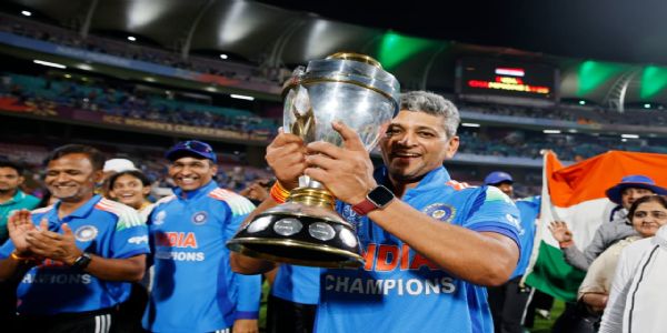 प्रशिक्षक अमोल मुझु्मदार जगज्जेत्या भारतीय महिला क्रिकेट संघाचा अनसंग हिरो