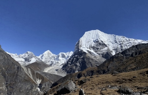 नेपाळमध्ये हिमस्खलनात दोन मार्गदर्शकांसह नऊ गिर्यारोहकांचा मृत्यू नेपाळमध्ये हिमस्खलनात दोन मार्गदर्शकांसह नऊ गिर्यारोहकांचा मृत्यू