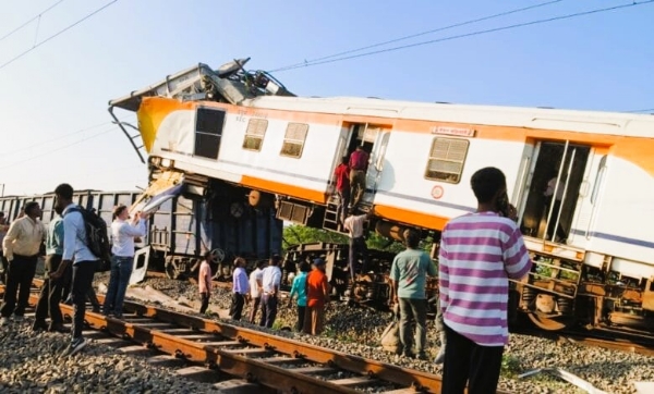 छत्तीसगडच्या बिलासपूरमध्ये मालगाडीवर चढली पॅसेंजर ट्रेन छत्तीसगडच्या बिलासपूरमध्ये मालगाडीवर चढली पॅसेंजर ट्रेन