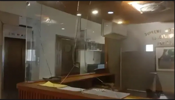 पाकिस्तानमधील सुप्रीम कोर्टाच्या इमारतीत मोठा स्फोट पाकिस्तानमधील सुप्रीम कोर्टाच्या इमारतीत मोठा स्फोट