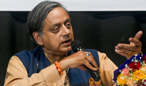 शशी थरूर यांच्या घराणेशाही राजकारणावरील विधानामुळे काँग्रेस नाराज शशी थरूर यांच्या घराणेशाही राजकारणावरील विधानामुळे काँग्रेस नाराज