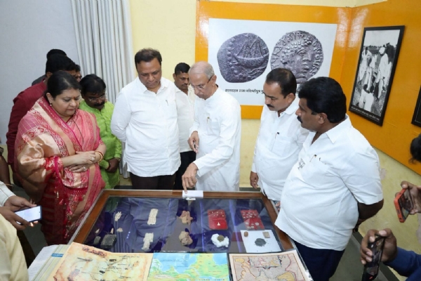 सातवाहन काळातील मातीच्या मूर्ती, नाणी, शिल्पकला, प्राचीन दैनंदिन वापरातील वस्तू आणि ऐतिहासिक पुराव्यांची पाहणी