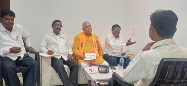 शिवसेना ठाकरे गट इच्छुकांच्या मुलाखती शिवसेना ठाकरे गट इच्छुकांच्या मुलाखती