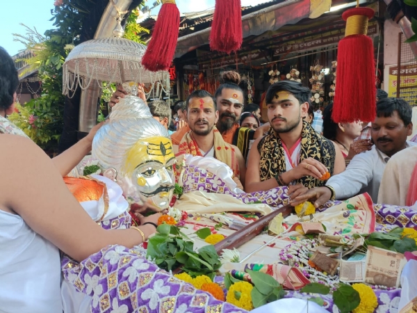 त्र्यंबकेश्वला रथोत्सव उत्साहात साजरा. त्र्यंबकेश्वला रथोत्सव उत्साहात साजरा.