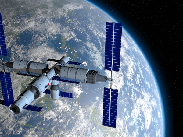 चीनच्या अंतराळ स्थानकावर अवकाशातील कचरा आदळल्याने ३ अंतराळवीरांची परतीची प्रक्रिया तात्पुरती स्थगित