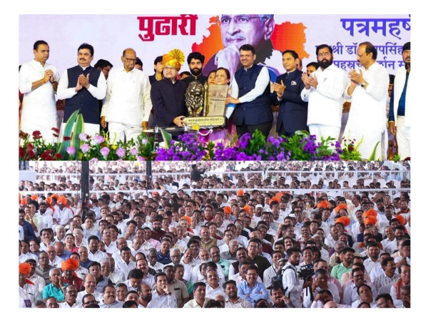 पुढारीकार पद्मश्री डॉ. प्रतापसिंह जाधव यांचा दैदिप्यमान सहस्त्रचंद्रसोहळा पुढारीकार पद्मश्री डॉ. प्रतापसिंह जाधव यांचा दैदिप्यमान सहस्त्रचंद्रसोहळा