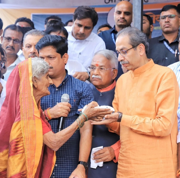 उद्धव ठाकरे यांनी भूम तालुक्यातील पाथरूड येथील शेतकऱ्यांशी संवाद उद्धव ठाकरे यांनी भूम तालुक्यातील पाथरूड येथील शेतकऱ्यांशी संवाद