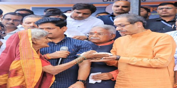 उद्धव ठाकरेंनी भूम तालुक्यातील पाथरूड येथील शेतकऱ्यांशी साधला संवाद