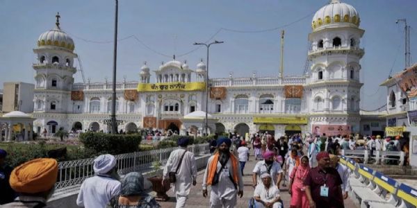 गुरुनानक देवजींच्या प्रकाश पर्वानिमित्त 2,100 भारतीय शीख यात्रेकरू पाकिस्तानात