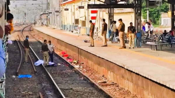 चुनार रेल्वे स्थानकावरील अपघातानंतरचे दृष्य चुनार रेल्वे स्थानकावरील अपघातानंतरचे दृष्य