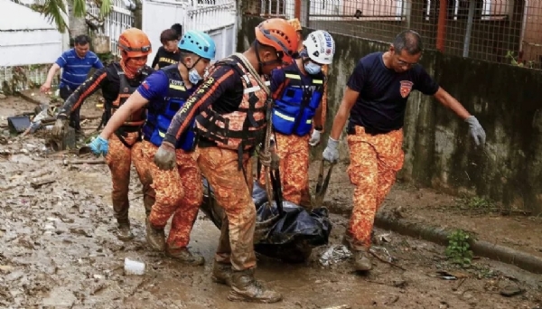 फिलीपिन्समध्ये कालमेगी वादळामुळे २४१ जणांचा मृत्यू; आणीबाणी जाहीर फिलीपिन्समध्ये कालमेगी वादळामुळे २४१ जणांचा मृत्यू; आणीबाणी जाहीर