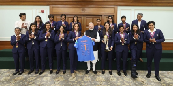 विश्वविजेत्या भारतीय महिला क्रिकेट संघाने घेतली पंतप्रधान नरेंद्र मोदींची भेट विश्वविजेत्या भारतीय महिला क्रिकेट संघाने घेतली पंतप्रधान नरेंद्र मोदींची भेट
