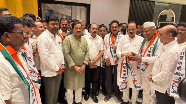 ऐन निवडणुकीच्या तोंडावर मान्यवरांचा अजितदादांच्या राष्ट्रवादी काँग्रेस पक्षात प्रवेश ऐन निवडणुकीच्या तोंडावर मान्यवरांचा अजितदादांच्या राष्ट्रवादी काँग्रेस पक्षात प्रवेश