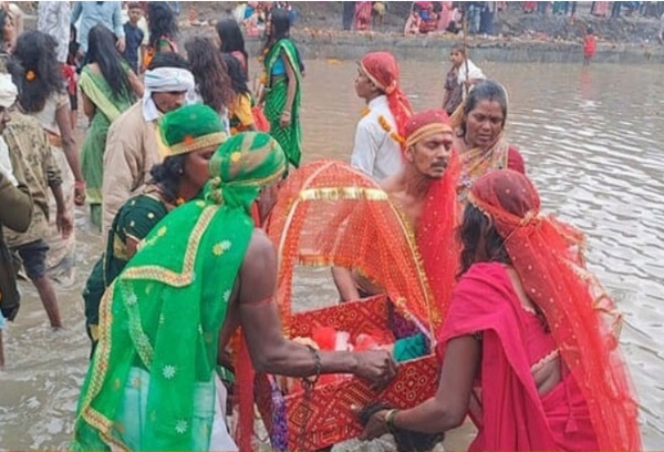 नवजात बाळांना नदीत सोडण्याची प्रथा भैसदेहीत कार्तिक पौर्णिमेपासून यात्रेला सुरूवात नवजात बाळांना नदीत सोडण्याची प्रथा भैसदेहीत कार्तिक पौर्णिमेपासून यात्रेला सुरूवात