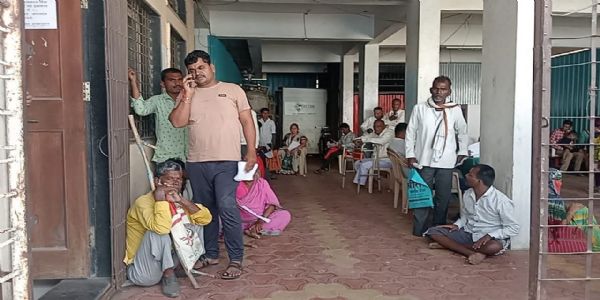 परभणी जिल्हा रुग्णालयात दिव्यांग बांधवांची गैरसोय; डॉक्टरांच्या गैरहजेरीमुळे प्रतीक्षा