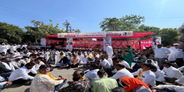 वंचित बहुजन युवा आघाडीकडून अकोला जिल्हाधिकारी कार्यालयासमोर आंदोलन!