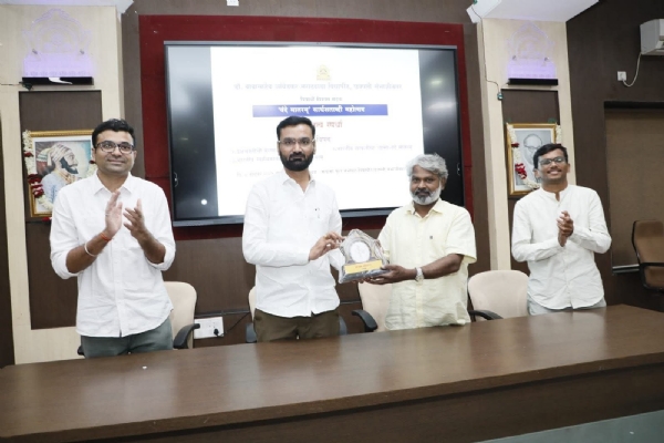 ’वंदे मातरम’ राष्ट्रीय गीताच्या १५० व्या वर्षपुर्तीनिमित्त सार्थ शताब्दी महोत्सवाचे आयोजन करण्यात आले आहे, याची सुरुवात ’वंदे मातरम’ राष्ट्रीय गीताच्या १५० व्या वर्षपुर्तीनिमित्त सार्थ शताब्दी महोत्सवाचे आयोजन करण्यात आले आहे, याची सुरुवात