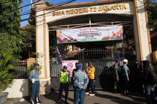 इंडोनेशियन शाळेच्या परिसरातील मशिदीत स्फोट; ५४ जण जखमी इंडोनेशियन शाळेच्या परिसरातील मशिदीत स्फोट; ५४ जण जखमी