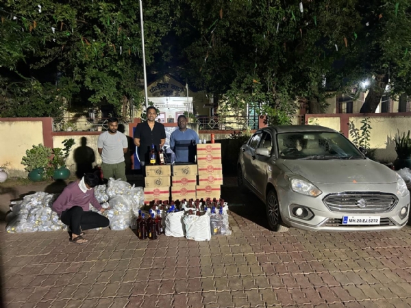 पोलिसांनी जप्त केलेली दारू व आरोपी पोलिसांनी जप्त केलेली दारू व आरोपी