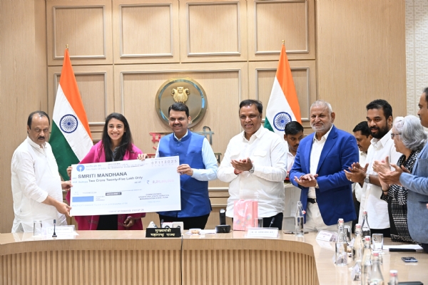 भारतीय महिला क्रिकेट संघ सत्कार भारतीय महिला क्रिकेट संघ सत्कार