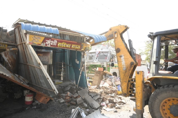 अमरावती महानगरपालिकेची ट्रान्सपोर्ट नगर परिसरात मोठ्या प्रमाणात अतिक्रमणांवर कारवाई : पहिल्या टप्प्यात १२५ अनधिकृत दुकाने हटविली अमरावती महानगरपालिकेची ट्रान्सपोर्ट नगर परिसरात मोठ्या प्रमाणात अतिक्रमणांवर कारवाई : पहिल्या टप्प्यात १२५ अनधिकृत दुकाने हटविली