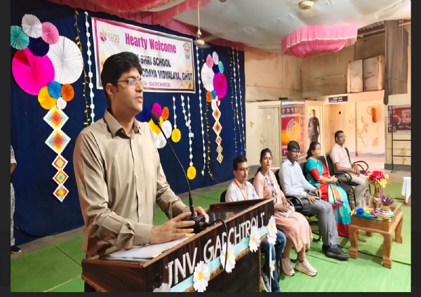 विद्यार्थ्यांचे संवाद साधताना जिल्हाधिकारी विद्यार्थ्यांचे संवाद साधताना जिल्हाधिकारी