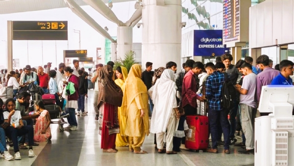 उड्डाणांना विलंब झाल्यामुळे विमानतळावरील गर्दीचे छायाचित्र उड्डाणांना विलंब झाल्यामुळे विमानतळावरील गर्दीचे छायाचित्र