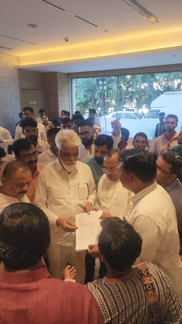 नाशिक - महानगरपालिकेच्या बीडी भालेकर विद्यालय वाचविण्यासाठी म्हणून योग्य ते प्रयत्न केले जातील आणि प्रशासनाला तसे आदेश दिले जातील अशी आश्वासन राज्याचे शालेय शिक्षण मंत्री दादा भुसे यांनी दिले आहे. महानगरपालिकेच्या मालकीची असलेली बिडी भालेकर हे विद्यालय जुने झाले असून ती इमारत पाडुन त्या ठिकाणी नवीन इमारत करण्यासंदर्भातील महानगरपालिकेच्या स्थायी समितीच्या बैठकीत मान्यता देण्यात आली आहे त्या पद्धतीने पाडकाम सुरू करण्यात आले असून त्याला स्थानिक नागरिकांनी बिडी भालेकर बचाव समिती स्थापन करून विरोध सुरू केला आहे या शाळेच्या बाहेर धरणे आंदोलन सुरू केले असून या आंदोलनामध्ये ,राजू देसले, राजेंद्र बागुल, व अन्य स्थानिक पदाधिकारी आणि कार्यकर्ते तसेच नागरिक सहभागी झाले आहेत त्यांनी या ठिकाणी आंदोलन सुरू केले आहे या आंदोलन स्थळी दोन दिवसांपूर्वी शिवसेना शिंदे गटाचे नेते जिल्हाप्रमुख अजय बोरस्ते यांनी भेट दिली होती त्यावेळी त्यांनी राज्याचे शालेय शिक्षण मंत्री दादा भुसे हे प्रत्यक्ष उपोषण करताना भेटतील असे आश्वासन दिले होते . ् आज शनिवारी राज्याची शालेय शिक्षण मंत्री दादा भुसे , शिवसेना शिंदे गटाचे जिल्हाप्रमुख अजय बोरस्ते यांच्यासह अन्य पदाधिकारी व कार्यकर्ते यांनी बिडी भालेकर बचाव समितीच्या सुरू असलेल्या आंदोलन स्थळी भेट दिली त्या ठिकाणी त्यांनी आंदोलन करणाऱ्या कार्यकर्त्यांशी चर्चा केली यावेळी प्रशासनाला याबाबत योग्य आदेश दिले जातील याबाबत आश्वासन दिले आहे. या आश्वासनानंतर अजून पर्यंत तरी आंदोलनकर्त्यांनी आपले आंदोलन मागे घेतलेले नाही. नाशिक - महानगरपालिकेच्या बीडी भालेकर विद्यालय वाचविण्यासाठी म्हणून योग्य ते प्रयत्न केले जातील आणि प्रशासनाला तसे आदेश दिले जातील अशी आश्वासन राज्याचे शालेय शिक्षण मंत्री दादा भुसे यांनी दिले आहे. महानगरपालिकेच्या मालकीची असलेली बिडी भालेकर हे विद्यालय जुने झाले असून ती इमारत पाडुन त्या ठिकाणी नवीन इमारत करण्यासंदर्भातील महानगरपालिकेच्या स्थायी समितीच्या बैठकीत मान्यता देण्यात आली आहे त्या पद्धतीने पाडकाम सुरू करण्यात आले असून त्याला स्थानिक नागरिकांनी बिडी भालेकर बचाव समिती स्थापन करून विरोध सुरू केला आहे या शाळेच्या बाहेर धरणे आंदोलन सुरू केले असून या आंदोलनामध्ये ,राजू देसले, राजेंद्र बागुल, व अन्य स्थानिक पदाधिकारी आणि कार्यकर्ते तसेच नागरिक सहभागी झाले आहेत त्यांनी या ठिकाणी आंदोलन सुरू केले आहे या आंदोलन स्थळी दोन दिवसांपूर्वी शिवसेना शिंदे गटाचे नेते जिल्हाप्रमुख अजय बोरस्ते यांनी भेट दिली होती त्यावेळी त्यांनी राज्याचे शालेय शिक्षण मंत्री दादा भुसे हे प्रत्यक्ष उपोषण करताना भेटतील असे आश्वासन दिले होते . ् आज शनिवारी राज्याची शालेय शिक्षण मंत्री दादा भुसे , शिवसेना शिंदे गटाचे जिल्हाप्रमुख अजय बोरस्ते यांच्यासह अन्य पदाधिकारी व कार्यकर्ते यांनी बिडी भालेकर बचाव समितीच्या सुरू असलेल्या आंदोलन स्थळी भेट दिली त्या ठिकाणी त्यांनी आंदोलन करणाऱ्या कार्यकर्त्यांशी चर्चा केली यावेळी प्रशासनाला याबाबत योग्य आदेश दिले जातील याबाबत आश्वासन दिले आहे. या आश्वासनानंतर अजून पर्यंत तरी आंदोलनकर्त्यांनी आपले आंदोलन मागे घेतलेले नाही.