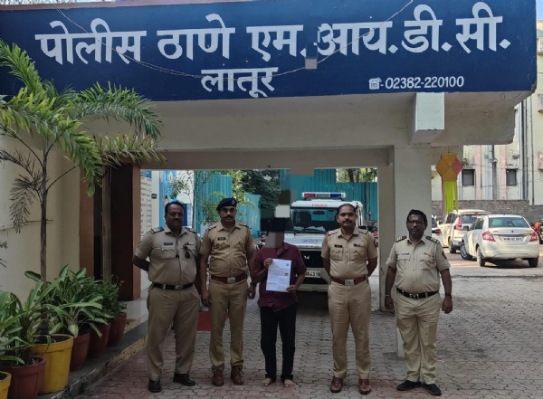 चेन फिर्यादीच्या पत्नीस परत करण्यात आली चेन फिर्यादीच्या पत्नीस परत करण्यात आली