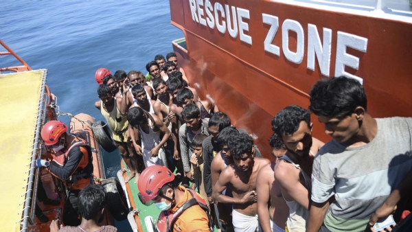 म्यानमारहून 300 स्थलांतरितांना घेऊन जाणारे जहाज मलेशियाजवळ बुडाले; म्यानमारहून 300 स्थलांतरितांना घेऊन जाणारे जहाज मलेशियाजवळ बुडाले;