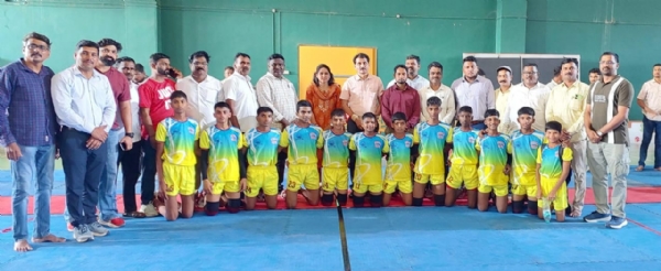 शिरोली हायस्कुलचा कब्बडी संघ, शिक्षक , शाळा संचालक आणि शिरोली हायस्कुलचा कब्बडी संघ, शिक्षक , शाळा संचालक आणि