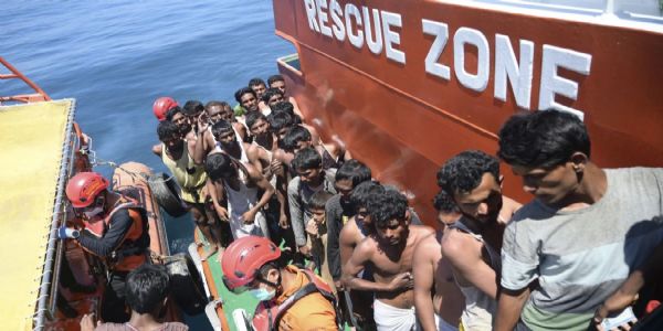 म्यानमारहून 300 स्थलांतरितांना घेऊन जाणारे जहाज बुडाले; १० जण बचावले, अनेक बेपत्ता