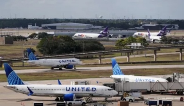 अमेरिकेतील शटडाऊनमुळे सलग दुसऱ्या दिवशी १,००० हून अधिक उड्डाणे रद्द अमेरिकेतील शटडाऊनमुळे सलग दुसऱ्या दिवशी १,००० हून अधिक उड्डाणे रद्द