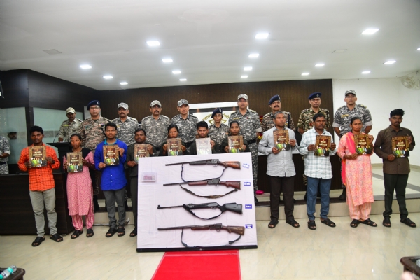 पोलीस महासंचालक यांच्यासमोर आत्मसमर्पण केलेले माओवादी पोलीस महासंचालक यांच्यासमोर आत्मसमर्पण केलेले माओवादी