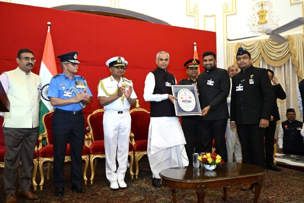 राज्यपाल आचार्य देवव्रत यांचे हस्ते बीडचे जिल्हाधिकारी विवेक जाॅन्सन यांचा आज मुंबईत सत्कार राज्यपाल आचार्य देवव्रत यांचे हस्ते बीडचे जिल्हाधिकारी विवेक जाॅन्सन यांचा आज मुंबईत सत्कार