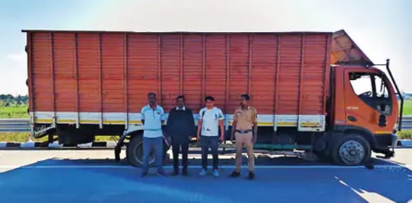 समृद्धी महामार्गावर पकडला गोवंश तस्करीचा कंटेनर:33 गुरांची केली सुटका; पाेलिसांची कारवाई समृद्धी महामार्गावर पकडला गोवंश तस्करीचा कंटेनर:33 गुरांची केली सुटका; पाेलिसांची कारवाई