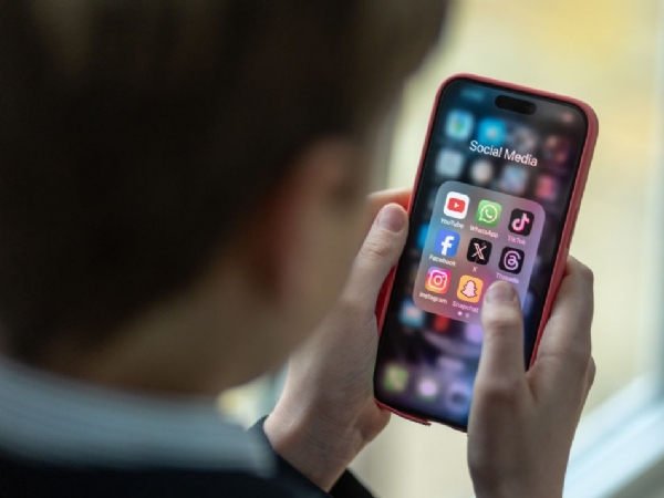 ऑस्ट्रेलियात आजपासून 16 वर्षांखालील मुलांसाठी सोशल मीडियावर बंदी ऑस्ट्रेलियात आजपासून 16 वर्षांखालील मुलांसाठी सोशल मीडियावर बंदी