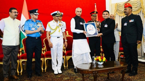 ध्वजदिन निधी संकलनात जिल्ह्याची उत्कृष्ट कामगिरी  राज्यपालांच्या हस्ते जिल्हाधिकाऱ्यांचा सत्कार