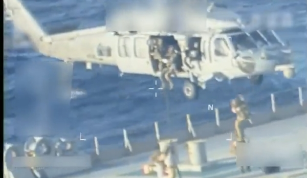 अमेरिकेने व्हेनेझुएलाच्या किनाऱ्याजवळ तेल टँकर केला जप्त अमेरिकेने व्हेनेझुएलाच्या किनाऱ्याजवळ तेल टँकर केला जप्त