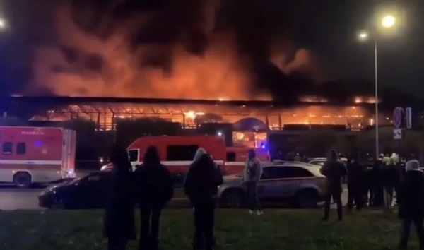 रशियातील सेंट पीटर्सबर्ग मार्केटमध्ये मोठ्या स्फोटांसह भीषण आग रशियातील सेंट पीटर्सबर्ग मार्केटमध्ये मोठ्या स्फोटांसह भीषण आग