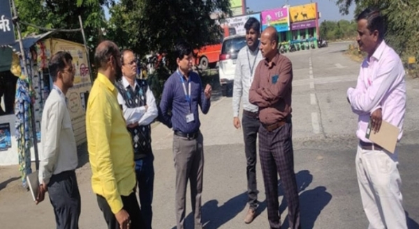 तिवस्यातून जाणार्या महामार्गावर अपघात वाढले उपायोजनांसासाठी अधिकार्यांची संयुक्त पाहणी तिवस्यातून जाणार्या महामार्गावर अपघात वाढले उपायोजनांसासाठी अधिकार्यांची संयुक्त पाहणी