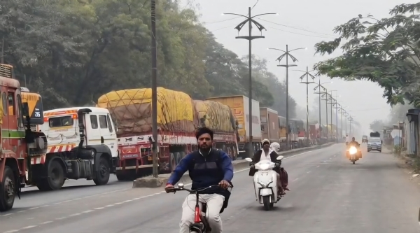 मनमाडला इंदूर पुणे महामार्गावर पुन्हा वाहतूक कोंडी कन्नड घाट नांदगाव येवला महामार्ग बंद असल्याने वाहतूक कोंडी मनमाडला इंदूर पुणे महामार्गावर पुन्हा वाहतूक कोंडी कन्नड घाट नांदगाव येवला महामार्ग बंद असल्याने वाहतूक कोंडी