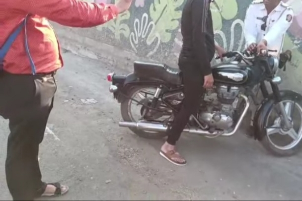 बुलेटवरून फटाके वाजवणाऱ्यांविरोधात वाहतूक पोलिसांची विशेष मोहीम बुलेटवरून फटाके वाजवणाऱ्यांविरोधात वाहतूक पोलिसांची विशेष मोहीम