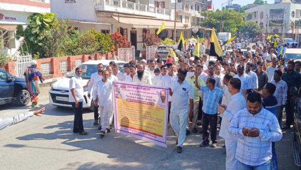 विक्रम–मिनिडोअर चालकांचा उद्रेक; जिल्हाधिकारी कार्यालयावर हजारोंचा मोर्चा विक्रम–मिनिडोअर चालकांचा उद्रेक; जिल्हाधिकारी कार्यालयावर हजारोंचा मोर्चा