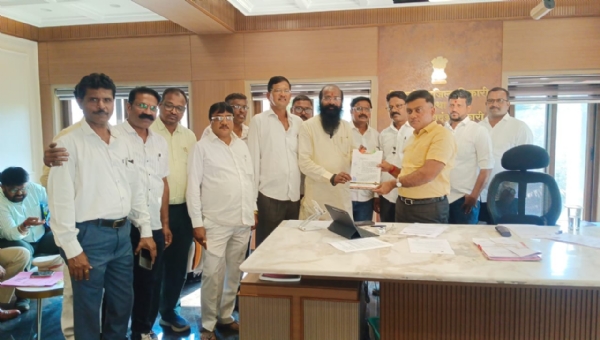 विक्रम–मिनिडोअर चालकांचा उद्रेक; जिल्हाधिकारी कार्यालयावर हजारोंचा मोर्चा विक्रम–मिनिडोअर चालकांचा उद्रेक; जिल्हाधिकारी कार्यालयावर हजारोंचा मोर्चा